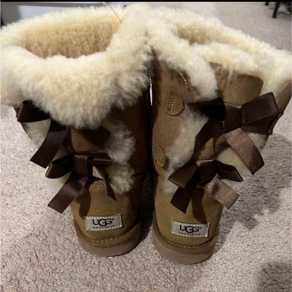 Bow uggs size 9